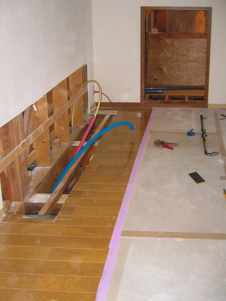 2階へ立ち上げた給水給湯排水の配管施工中の様子(富山市)