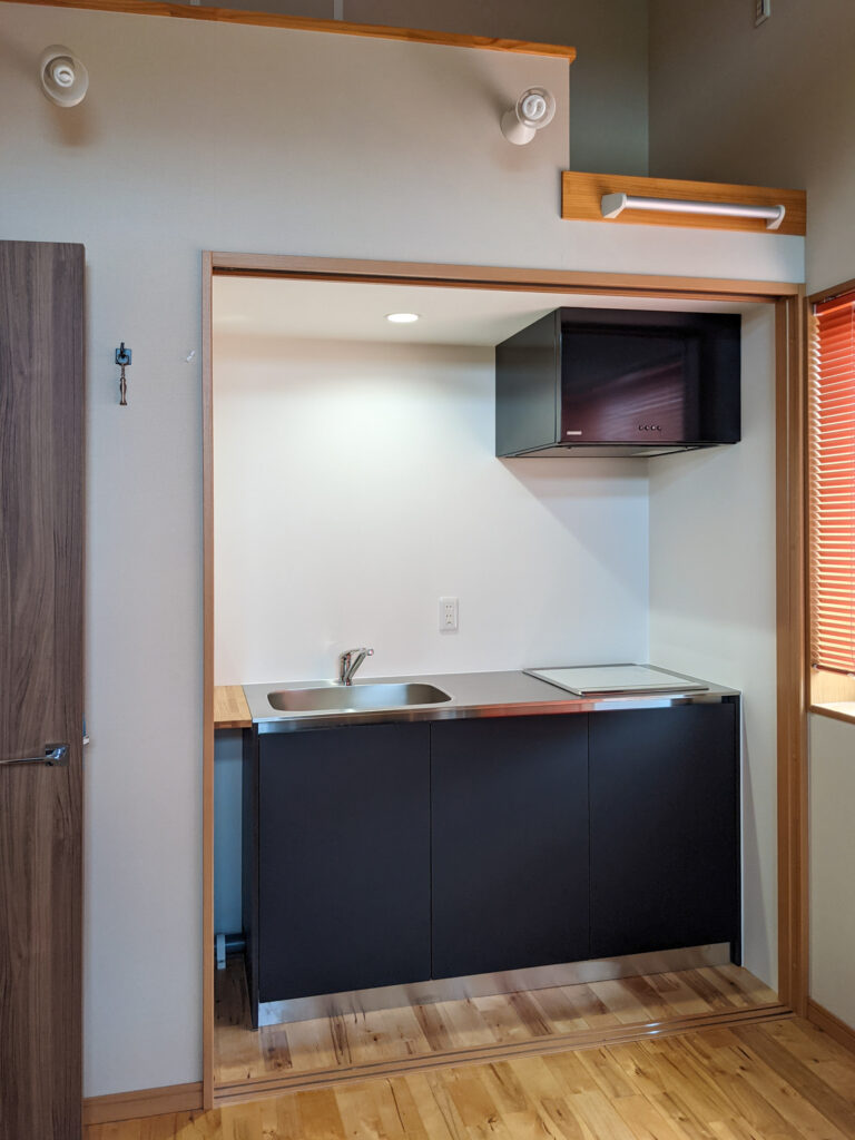 2階収納だった場所にミニキッチンを設置した完成写真(富山市)