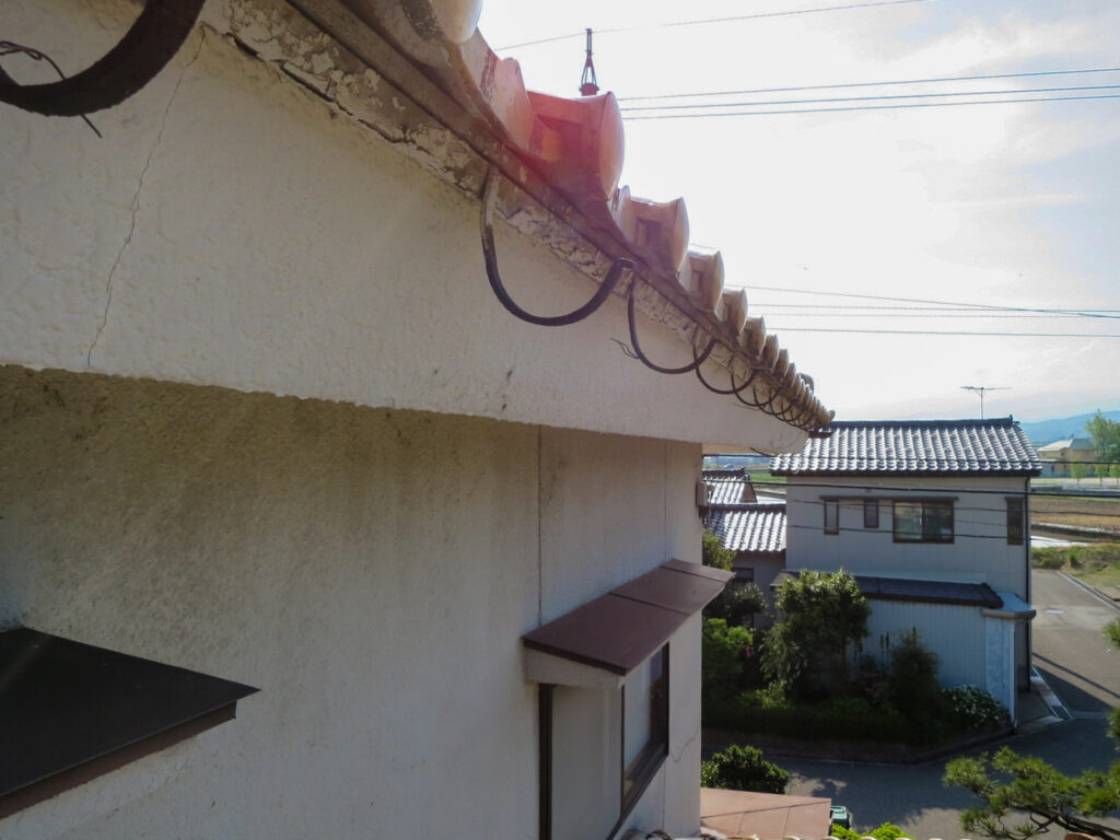 瓦屋根の樋金物（吊り金物）交換前の状態