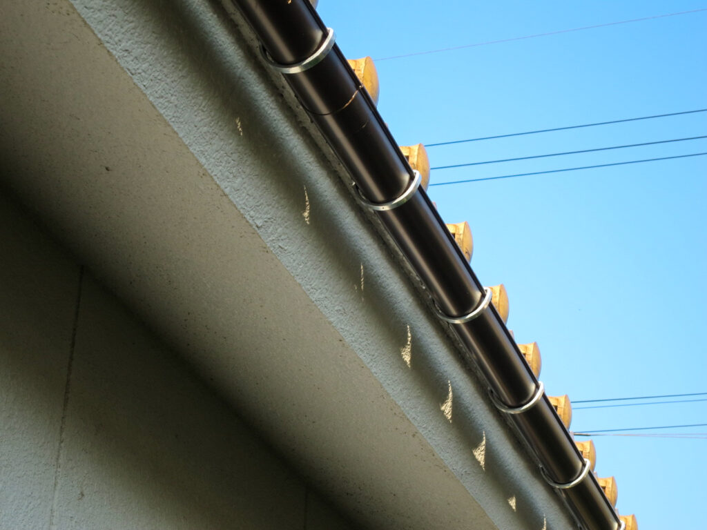 樋金物（吊り金物）交換後の納まりが分かる写真