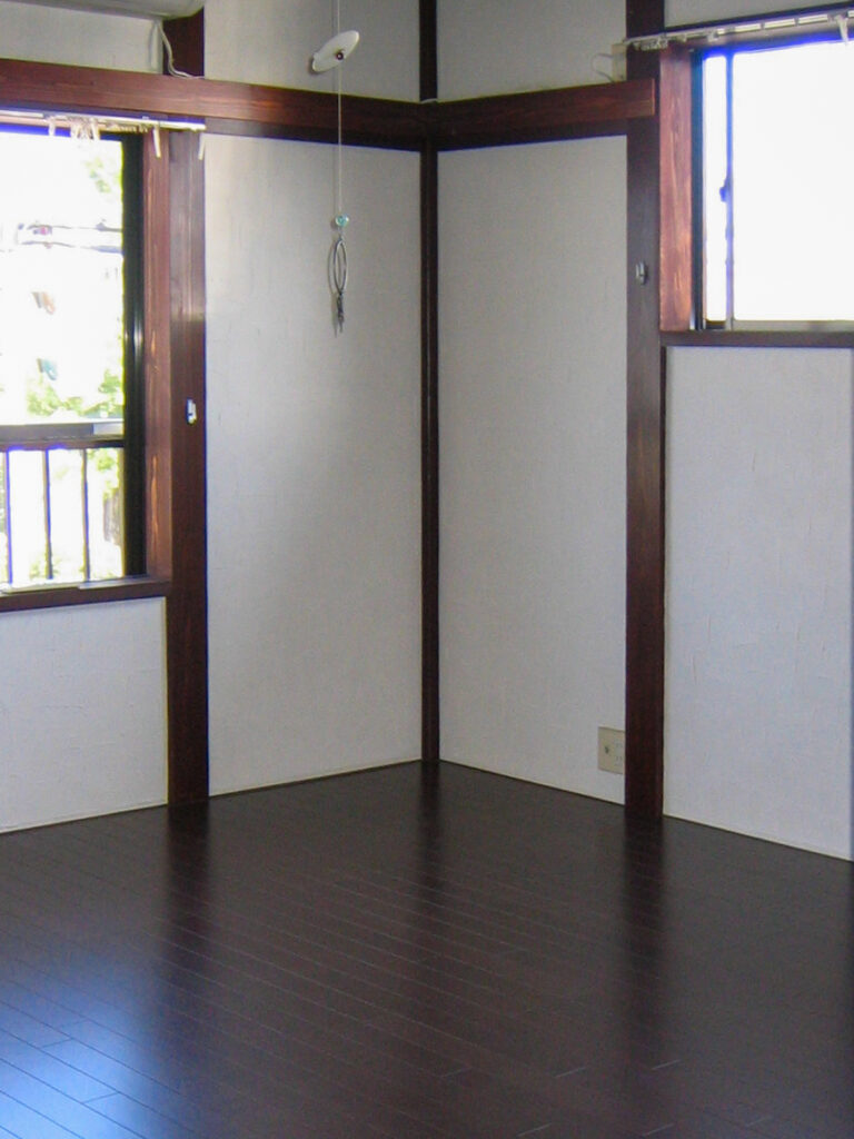 しっくい塗り　完成　内観　床フローリング