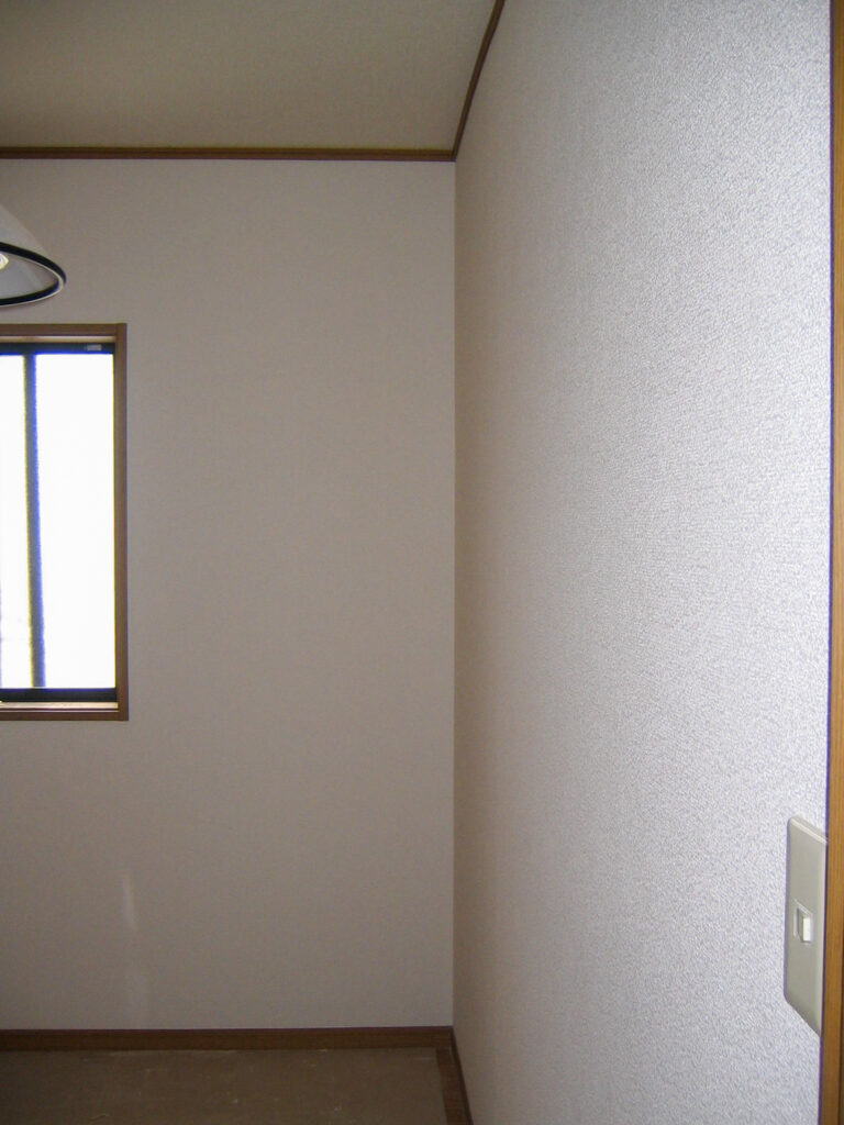 新しく棚を設けた広くなった納戸内部