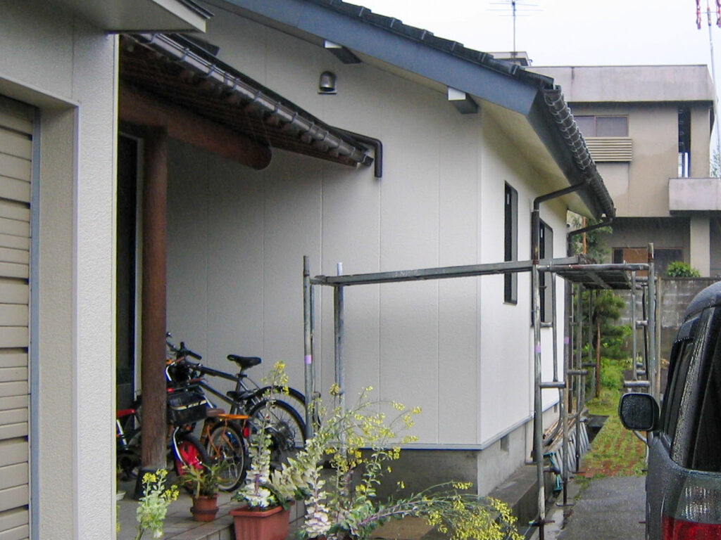 塗装仕上げをした増築部分外観