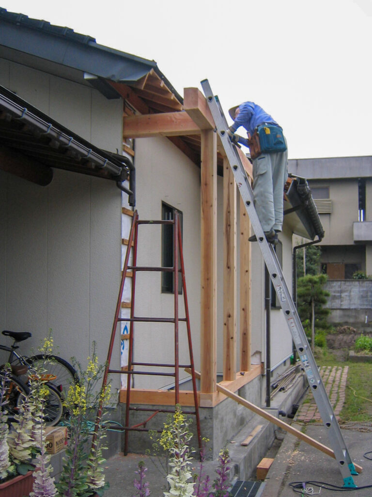 柱と桁を組んでいる構造工事状況