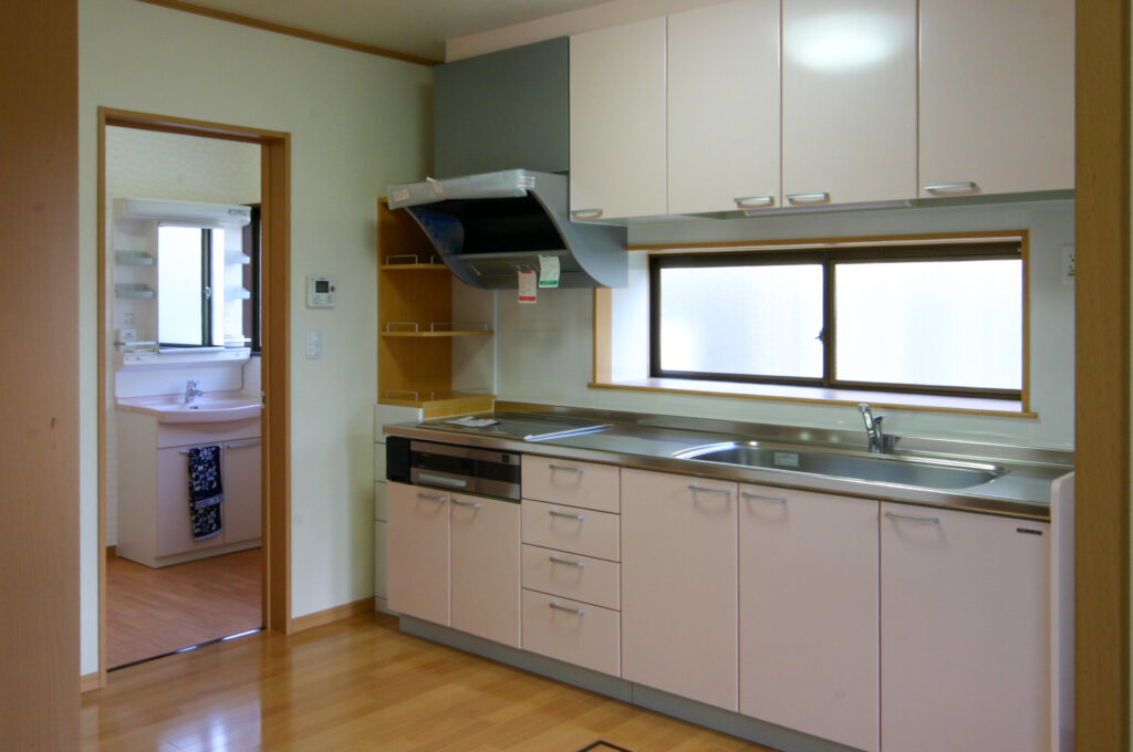 水回り4点入れ替え後の室内（キッチン／洗面の写真）