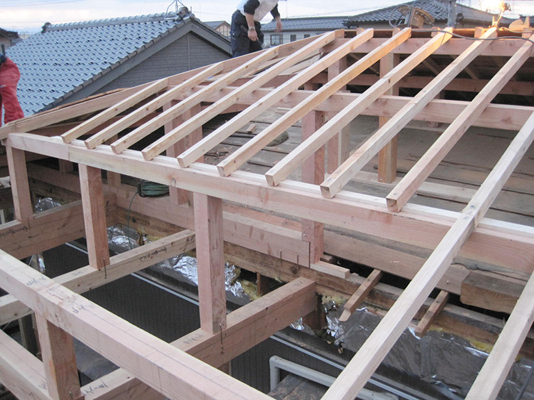 富山市 一部屋増築工事 既存屋根と増築屋根をつなぐ施工中写真