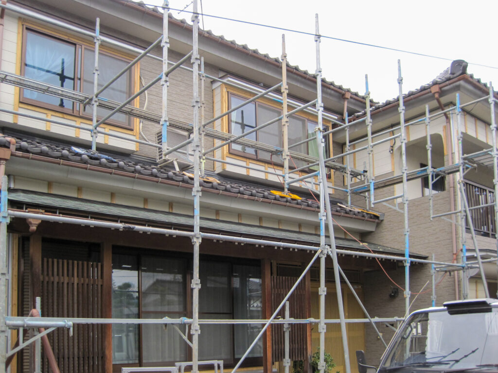 既存外壁の上に木下地を組んでいる工程写真