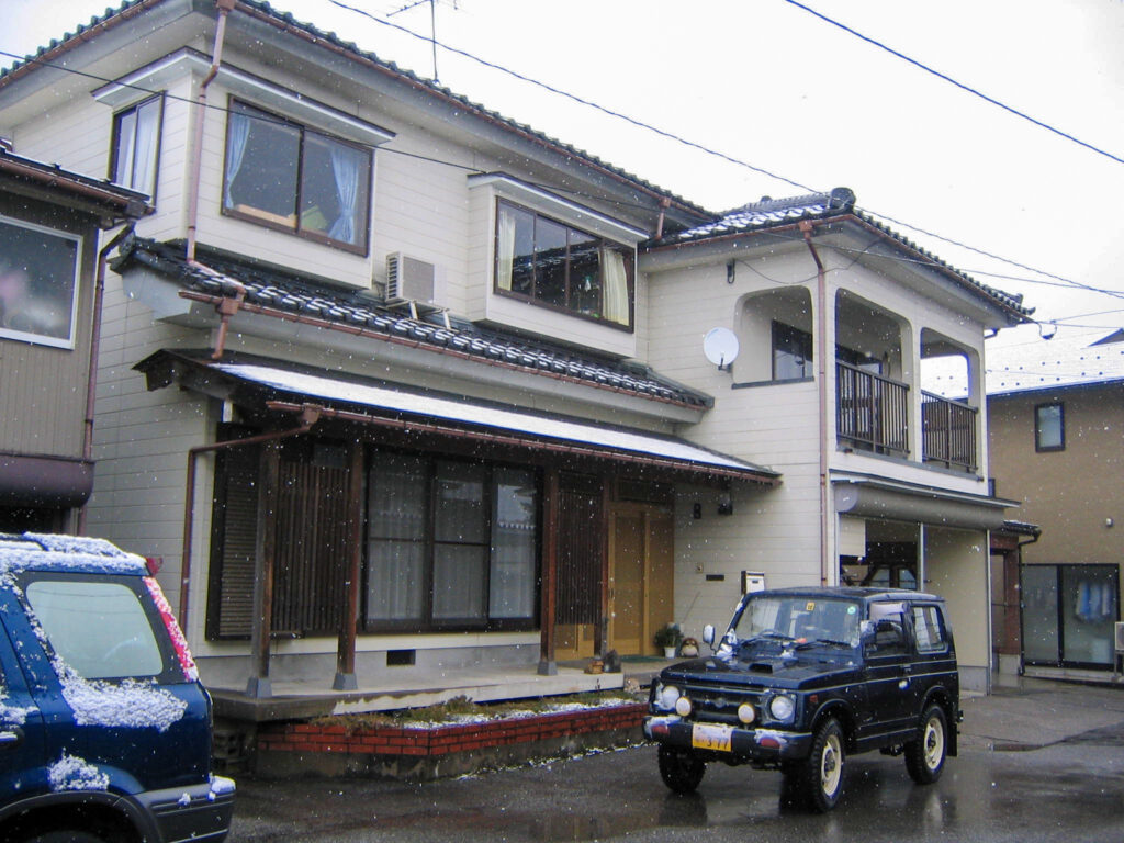 富山市の外壁上張りリフォーム　施工前外観（新築から20年以上）