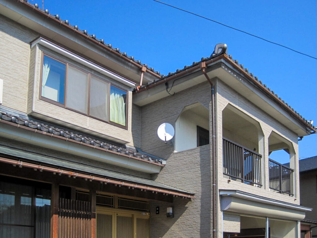 金属サイディング上張り完了後の外観写真（全体の仕上がり）