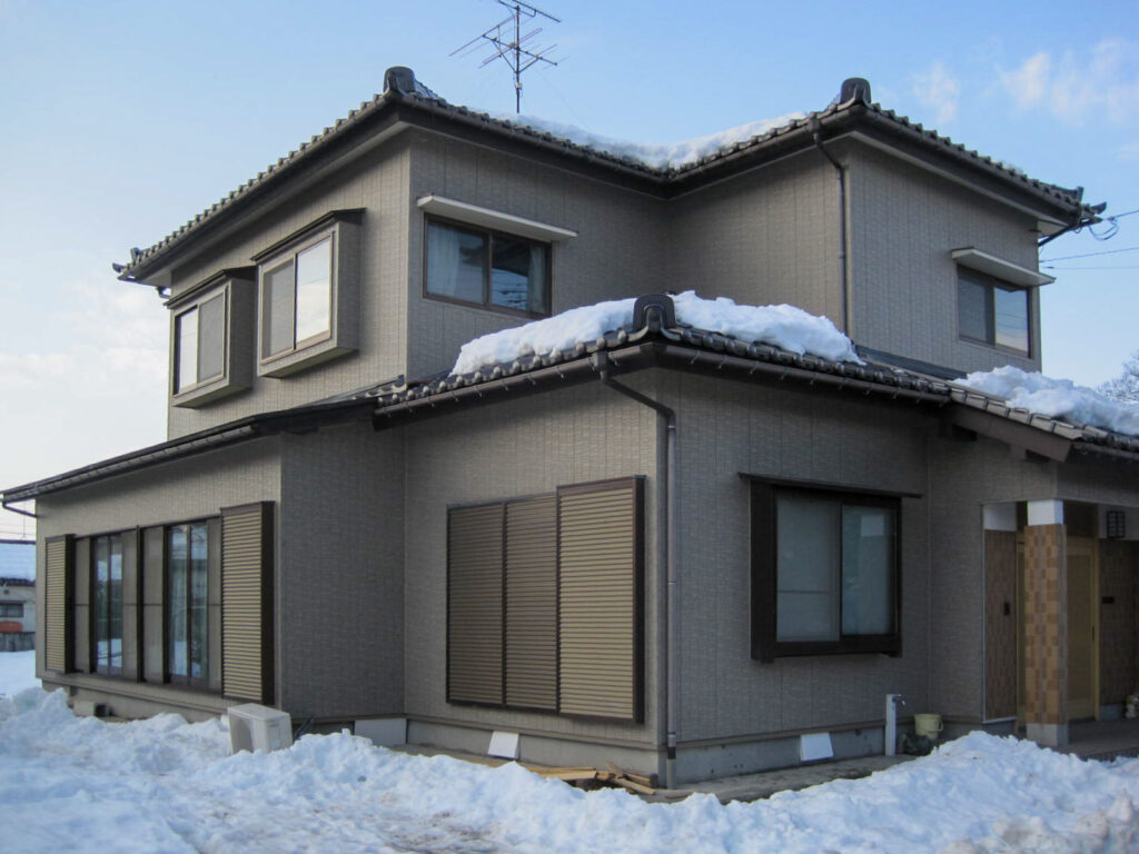 外壁リフォームによって新築のような美しさを取り戻した住宅の全景