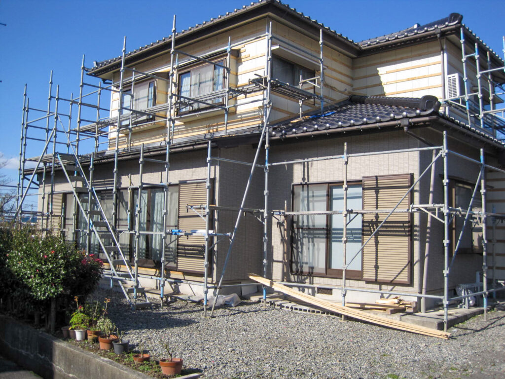 既存外壁の上にヌキ下地を施工している様子