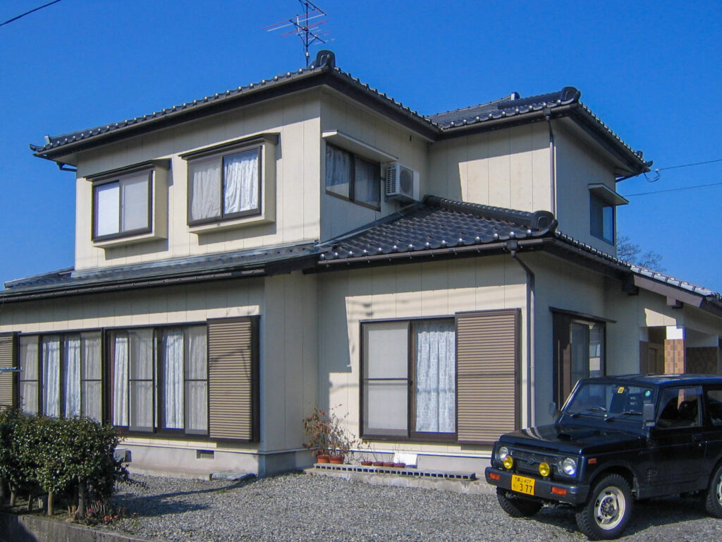 富山市の外壁リフォーム　金属サイディング重ね張りの施工前外観写真（築約15年）