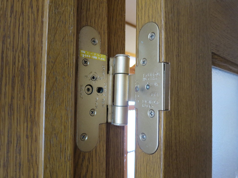 富山市 リビング入口ドア 丁番の調整部があるタイプ（施工前）