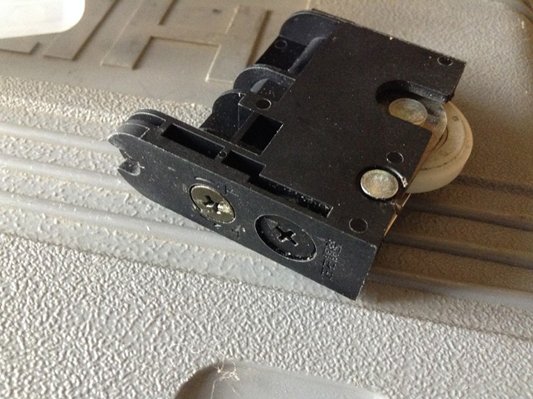 引き戸を外して戸車を確認 異物が絡んだ戸車の様子