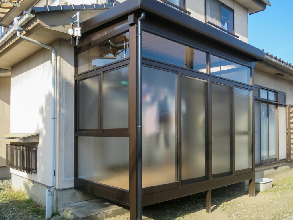 折板仕様のサンルーム屋根 雪対策の形状