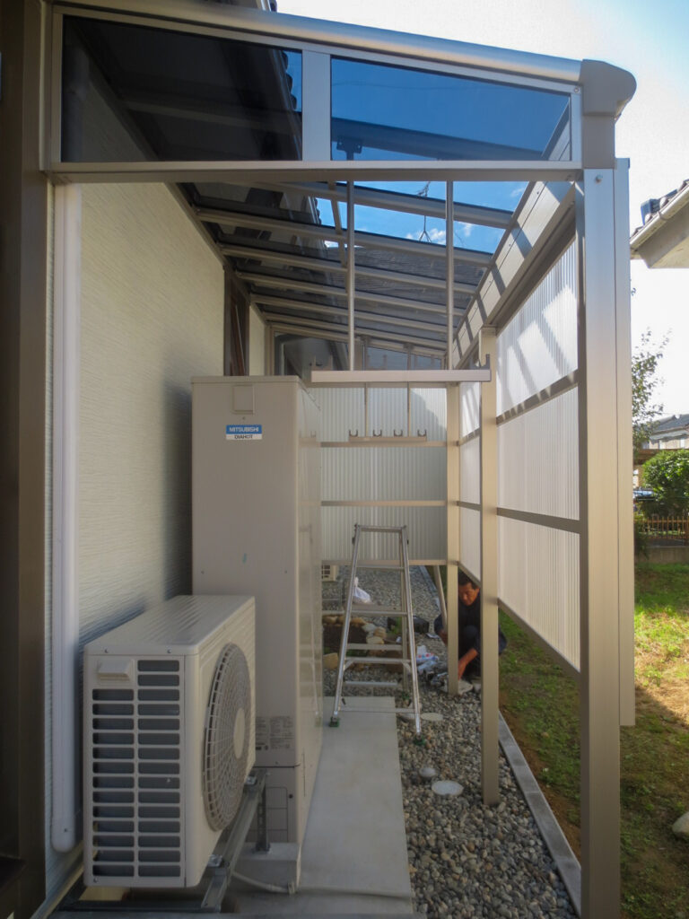 物干し場に屋根と干し竿掛けを設置した状態