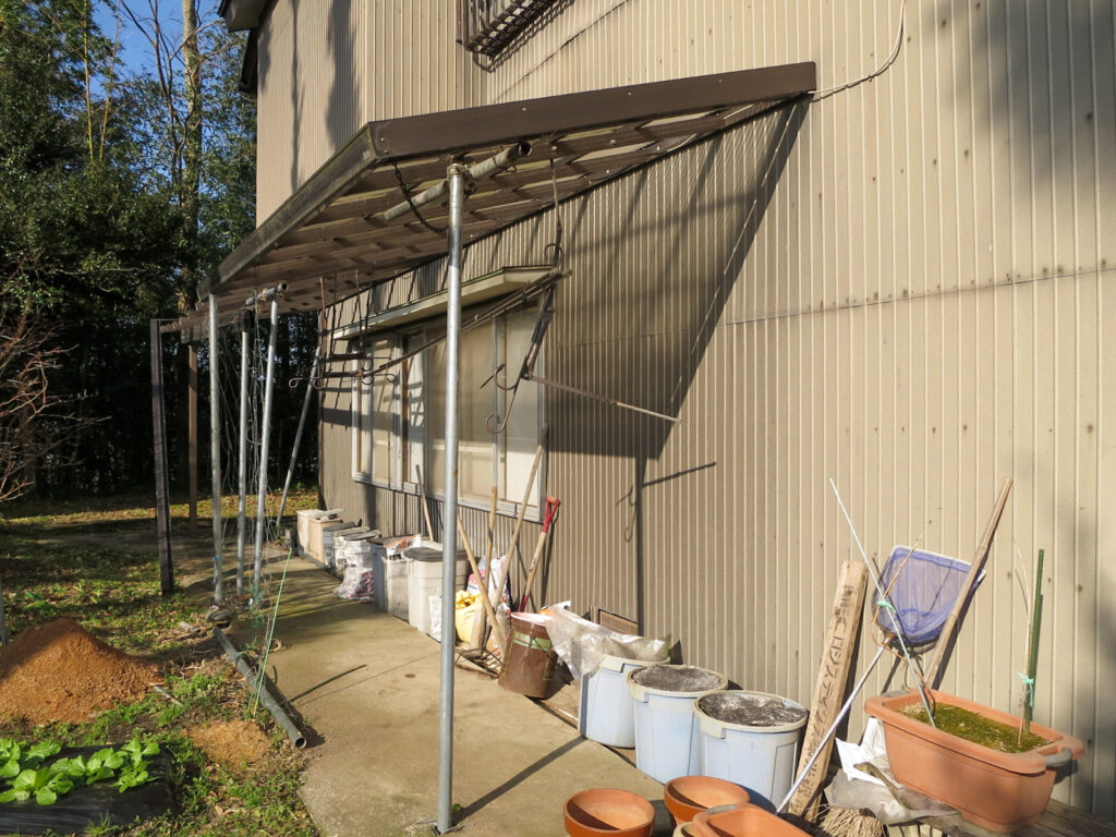 屋根のみの洗濯物干し場 工事前の状態