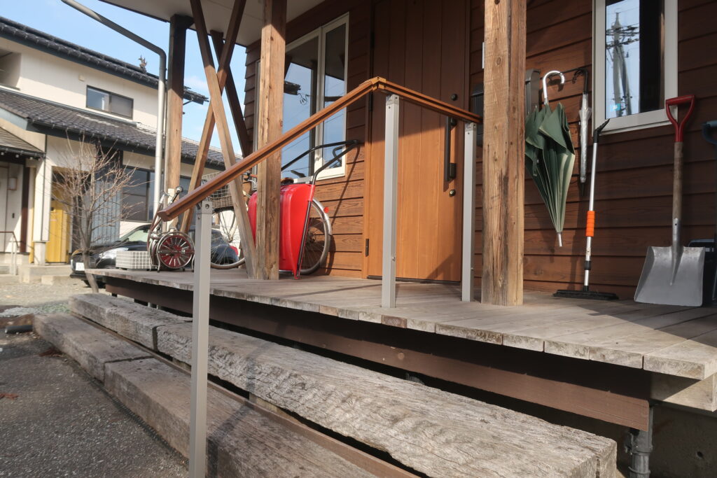 小椋建築 事務所入口の階段手すり（雪の時期の安全対策）