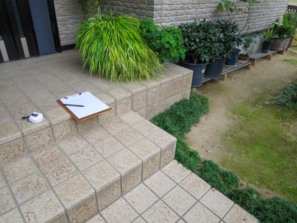 タイル階段 手すり取り付け前の玄関ポーチ（富山市）