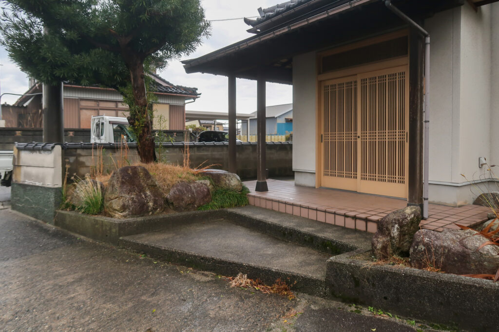 別件 玄関ポーチ手すり取り付け前の外観