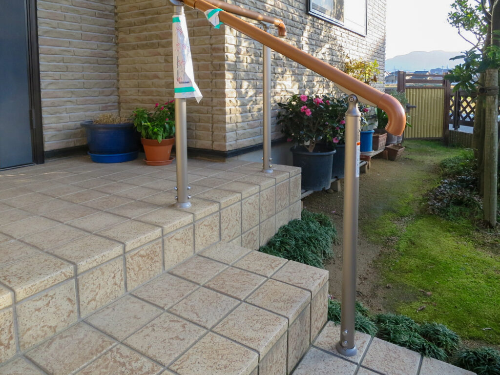 タイル階段に手すりを設置した施工後の様子（富山市）