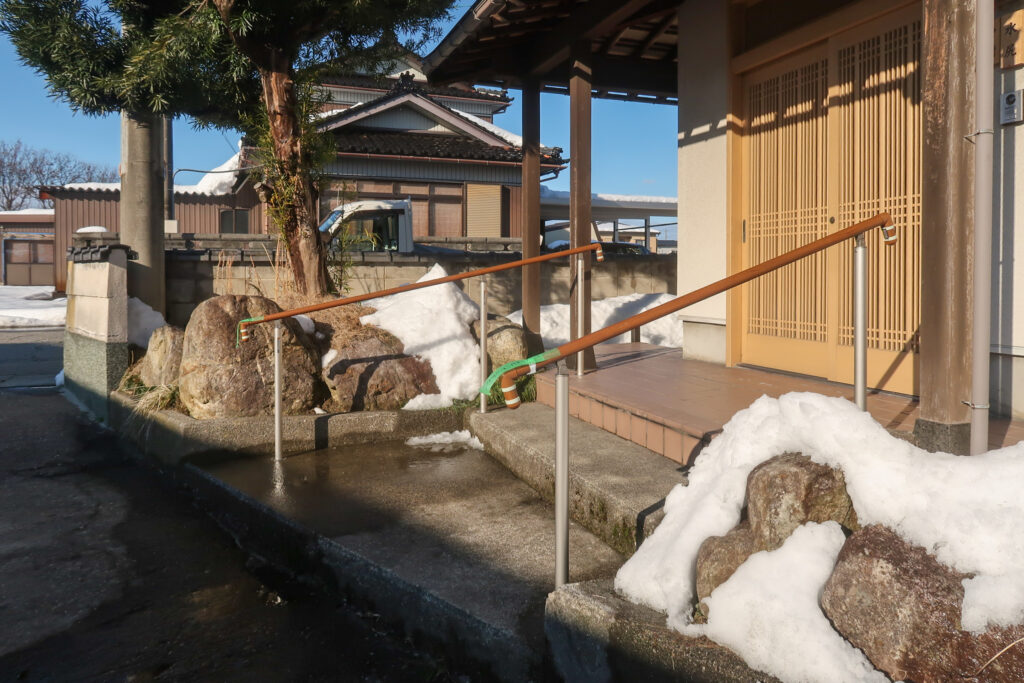 別件 ポーチが広い玄関に手すりを2本設置した施工後