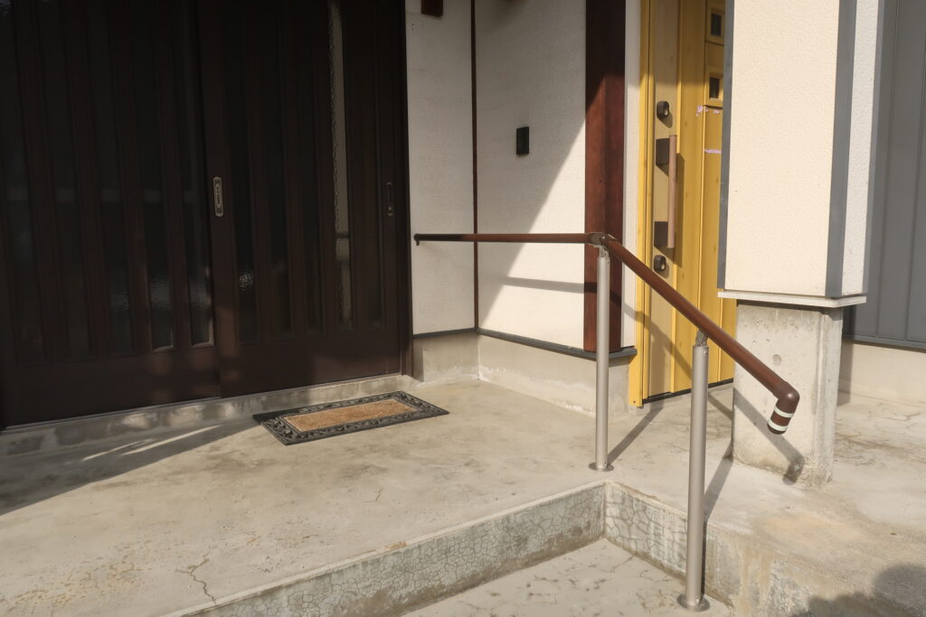 小椋自宅 玄関前ポーチ階段の手すり（家族の歩行サポート）