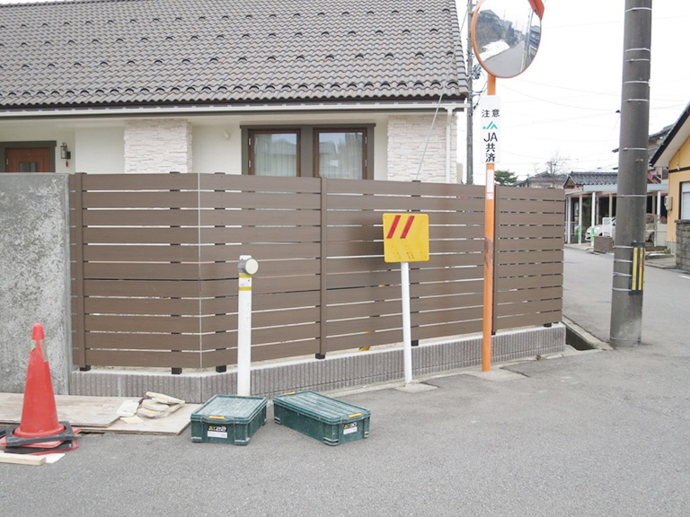 コンクリート塀と木調板材を組み合わせた塀　完成写真