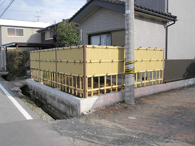 玄関前を囲った和風の竹垣フェンス　施工後全景