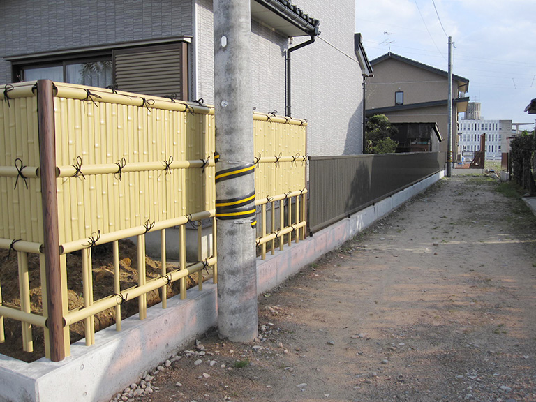 家の横から裏庭までのアルミ製フェンス　施工後写真