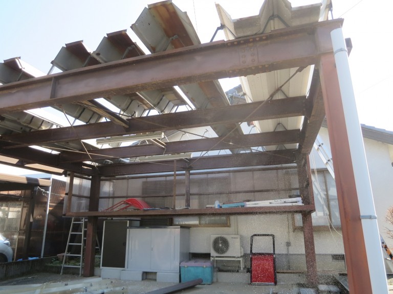 工事前の鉄骨車庫の屋根