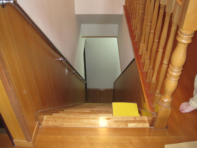 階段の転落防止柵取り付け工事