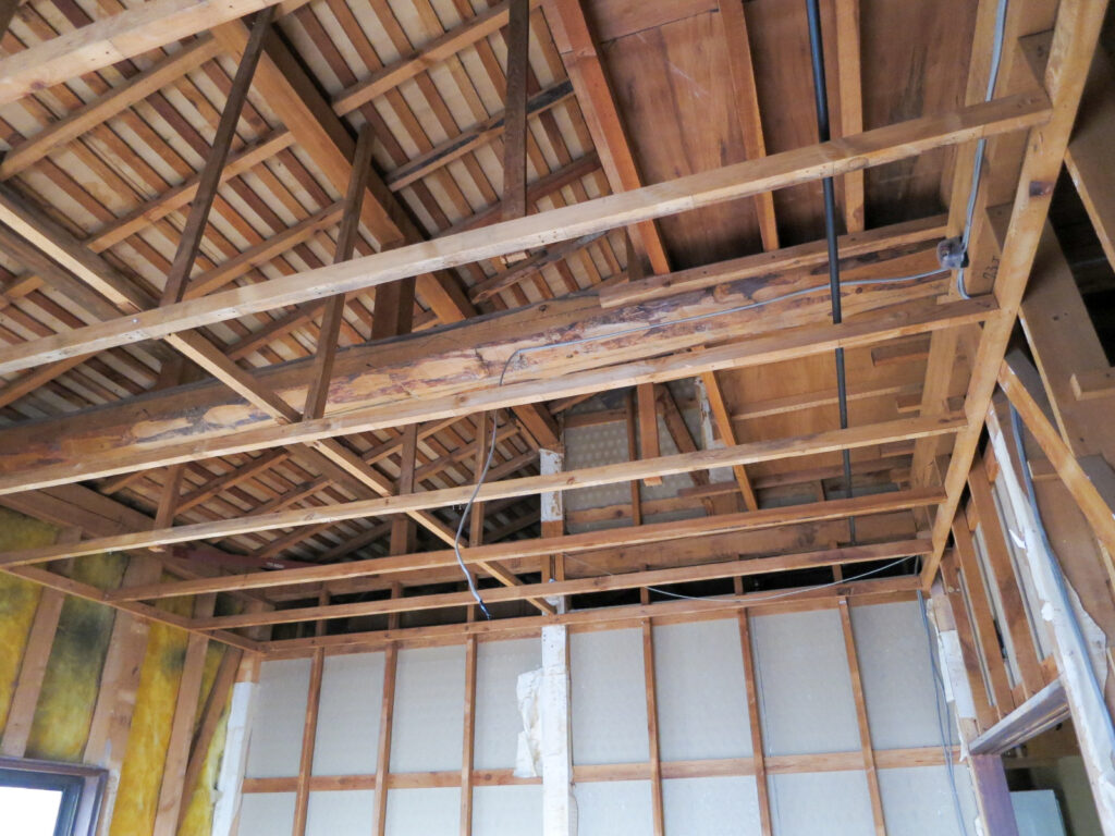 キッチン入れ替えと同時に行う床・壁・天井の内装工事中写真