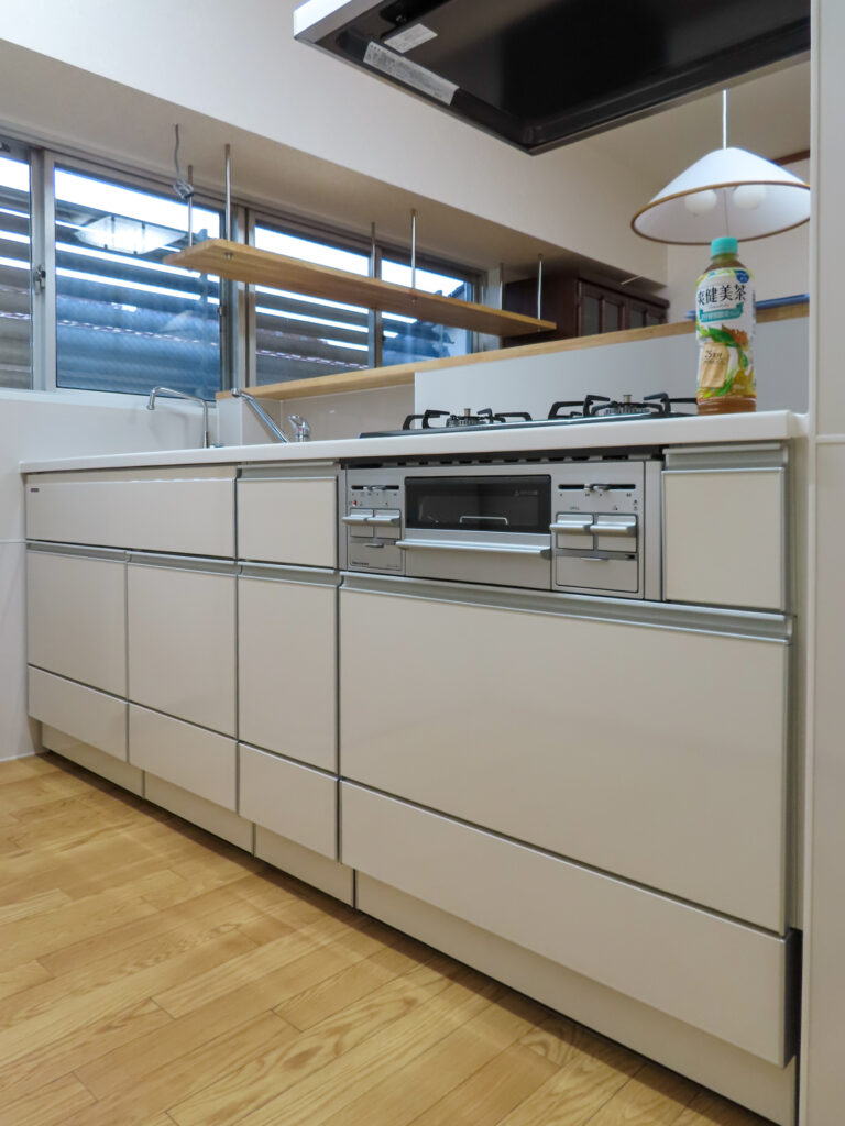 2階壁付けL型キッチンからアイランドI型へ変更した施工後