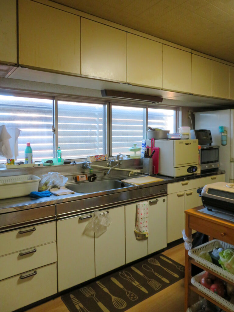 2階壁付けL型キッチンからアイランドI型へ変更する施工前