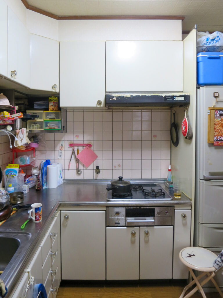2階のL型キッチン入れ替え前の全景写真