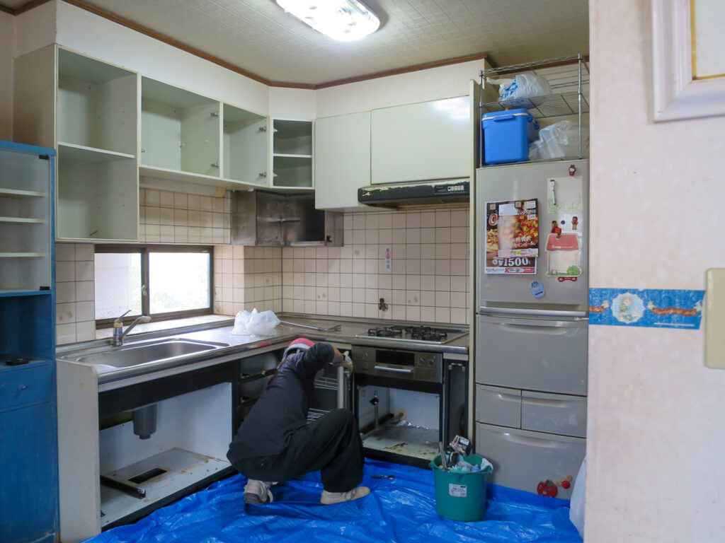 2階のL型キッチン入れ替え、解体工事の全景写真