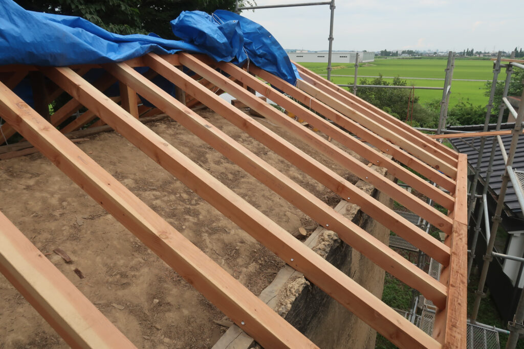 建物の歪みを補正し、新しく打ち付けられた屋根のタルキ工事。