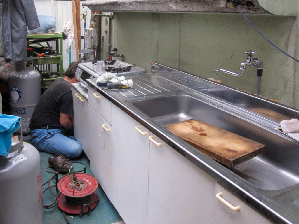 外した既存キッチンを仮設として設置した様子（仮設キッチン）