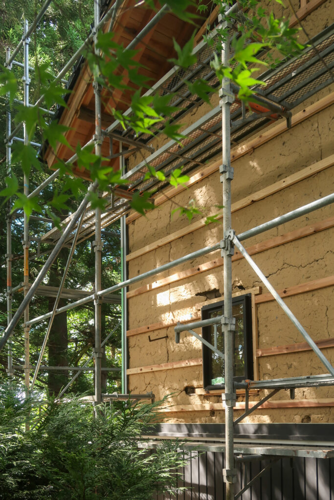 富山市の土蔵修理で設置された外壁の木下地(側面)の様子。