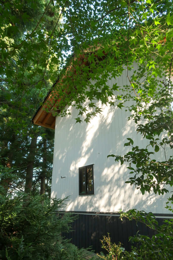 ガルバリウム鋼板を張り、耐久性を高めて完成した土蔵の外観。