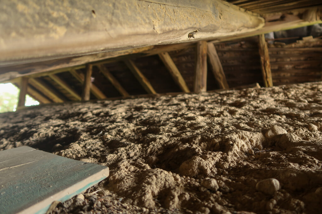 瓦下の、長年の湿気で劣化した古い泥屋根の状態。