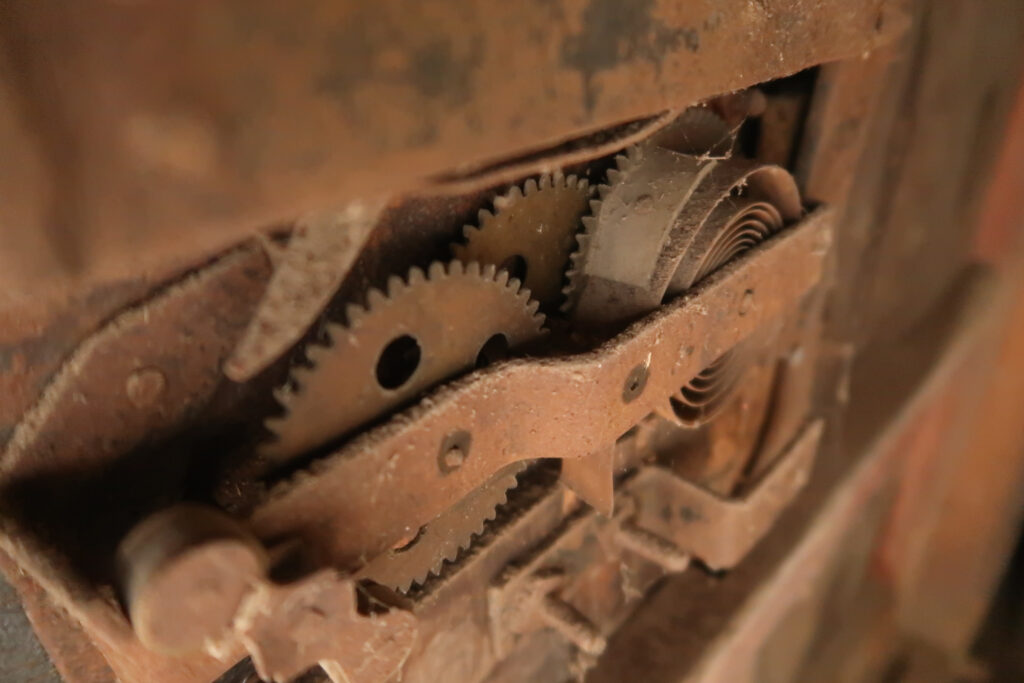 当時の職人のこだわりが感じられる、レトロな意匠の蔵の錠前金物。