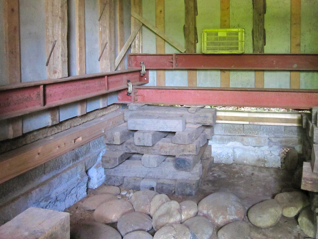 腐食した土台を交換するため、ジャッキを使って慎重に持ち上げられる土蔵。