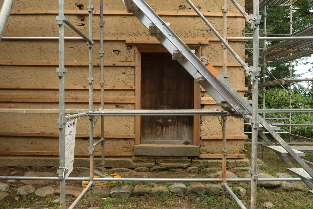 土蔵の正面部分に整然と取り付けられた外壁補修用の木下地。