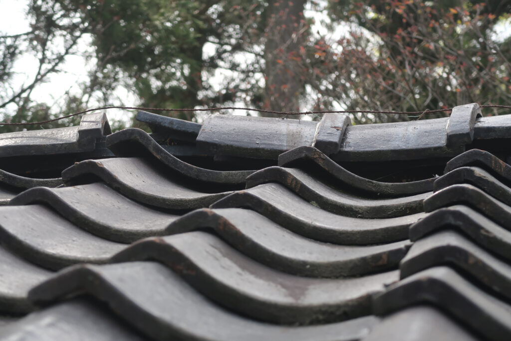 経年劣化で崩れてしまった土蔵の古い屋根瓦の様子。