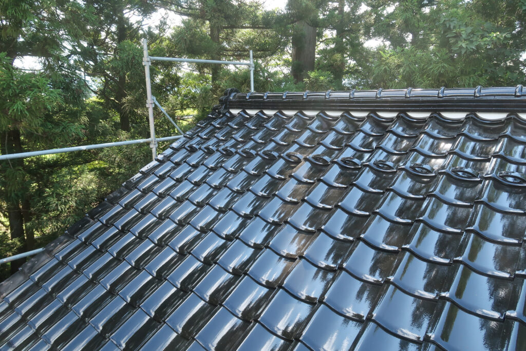 新しく下地を組み直し、綺麗に葺き替えられた土蔵の屋根瓦。