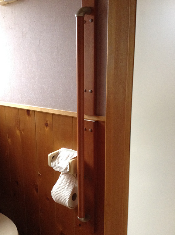 富山市のトイレ 縦手すり取付け後 