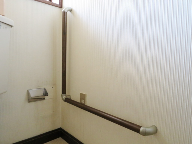 和式トイレ　L型手摺り取り付け後