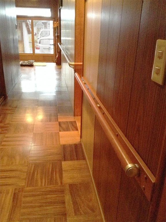 富山市の廊下 手すり取付け後 連続して取り付いた廊下手すり（12m）